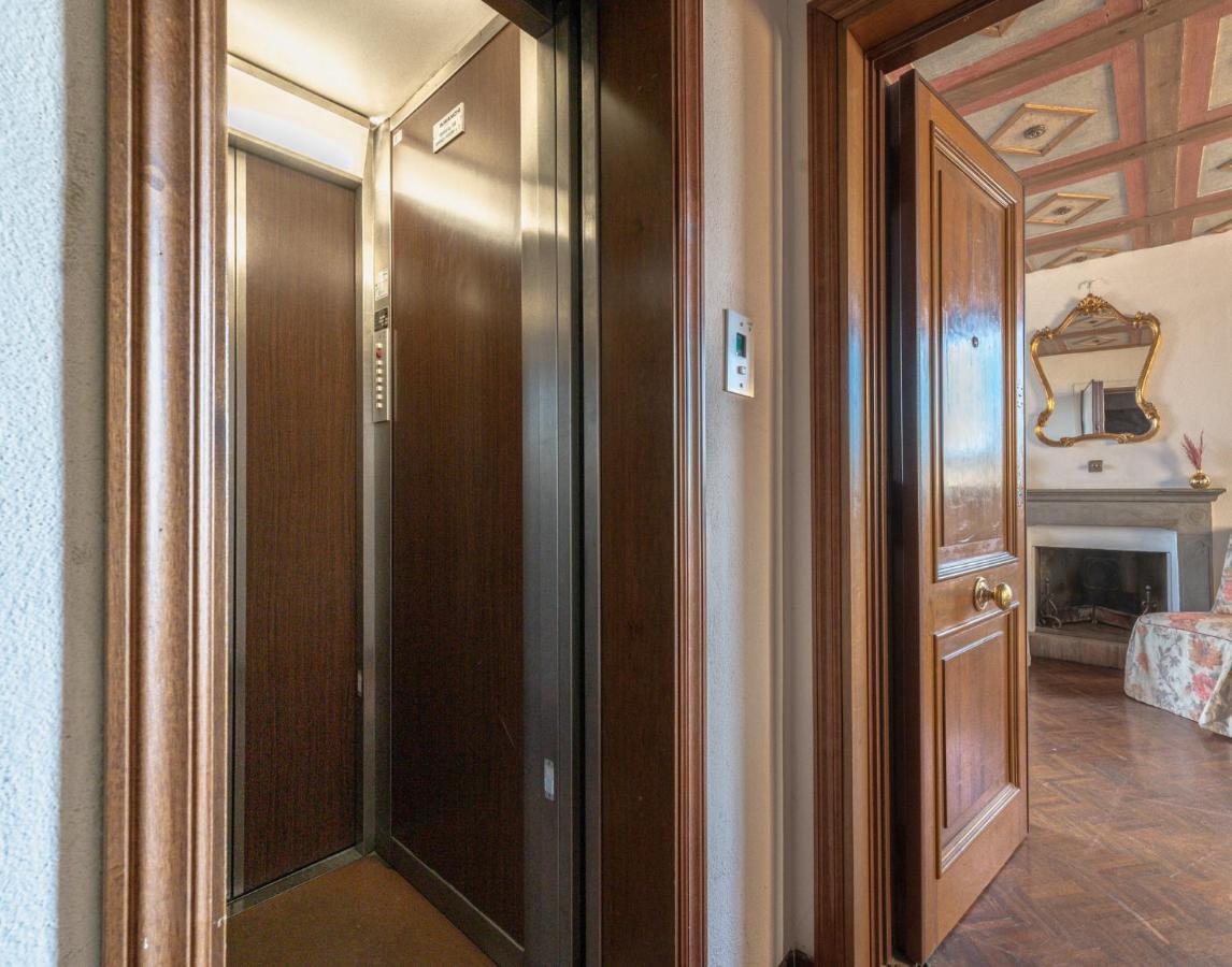 Via Lamberti, 3 - Florence Charming Apartments - Charming And Historic 5Th-Floor Attic Apartment With Elevator In A Building At The Heart Of Vibrant Florence, Just A 2-Minute Walk From All Attractions Esterno foto